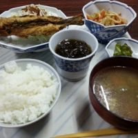 位日目夕食のメインはグルクンのから揚げ