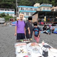 夕食のBBQ。後ろの建物がはごろも荘さんです。