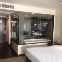 部屋からバスルームに向かって