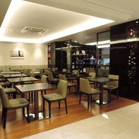 朝食はフロント前で。