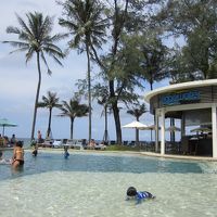 子供用プールとレストラン、その先はビーチ