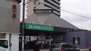 広島電鉄宮島線の駅で、宮島に渡るフェリー乗り場前まで、この電車で行くことができます。
