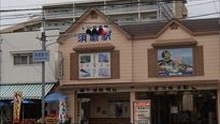 周辺には、コンビニや飲食店も有り、更に、タコ焼き屋さん等が有り、大変、便利です。