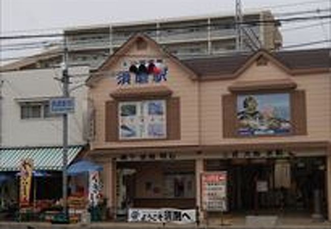 周辺には、コンビニや飲食店も有り、更に、タコ焼き屋さん等が有り、大変、便利です。