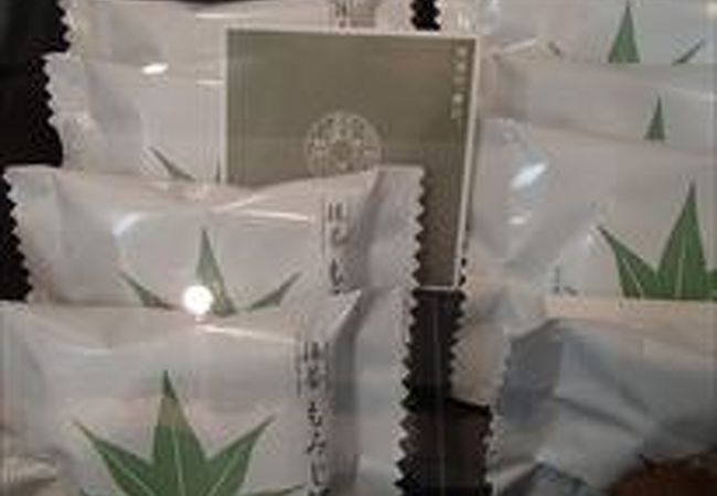 ここのお店では、広島名物のもみじまんじゅうを販売しています。