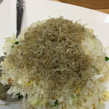 しらす炒飯。味は正直、いまいちでした。