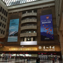 様々な国の方がここでのんびり座っていましたよ。