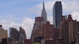 上りたいが、展望台は高額。周辺のバーの屋上からの眺めがお勧め。