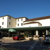 低層で自然に溶け込む外観