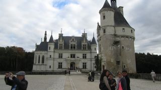 水の上に浮かんでいるように見えるお城