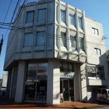 秋田市大町の一角、旭川のほとりにあります