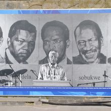 スピーチをするマンデラの写真