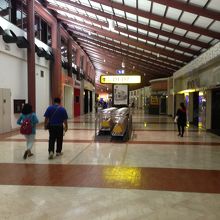 早朝はほとんどの店が閉まっている