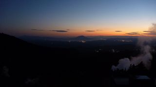 あちこちから噴煙が、湯量豊富な温泉