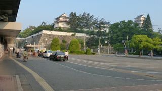 福山城 --- 「福山駅」の目の前にデーンと建っています。