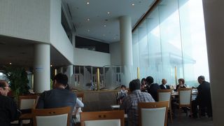 １Ｆかと思いきや２Ｆに位置する、開放感たっぷりのレストラン