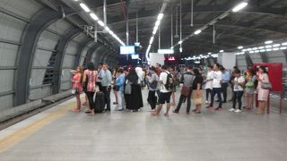 通勤時間帯は混雑します