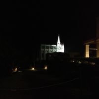 敷地内に２つ教会があります。こちらは新しい白い教会。