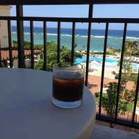 テラスからの眺め。海の色がかわっているのがわかります。