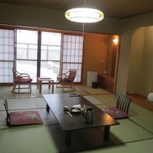 新館和室１２．５畳プラス畳敷きの広縁付