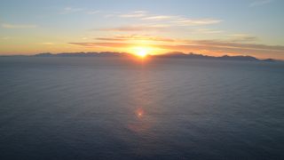 3方向を海に取り囲まれ、遮るもののない水平線から登る雄大で比類のない日の出