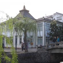 柳の木とマッチして何とも風情のある建物です