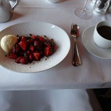 苺のバルサミコ酢ソースにアイスクリーム