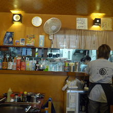 店内の調理場方面です