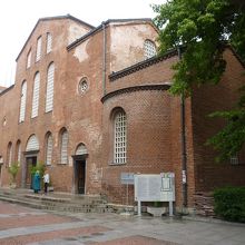 赤レンガがひときわ目を引く教会