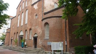 赤レンガで再建されたキリスト教教会