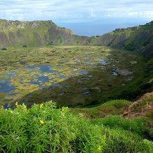 ラノ・カウ展望台から見たラノ・カウ火口湖。その景観にびっくり