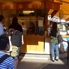 店頭で一本100円の玉子焼きを購入してその場で食べます