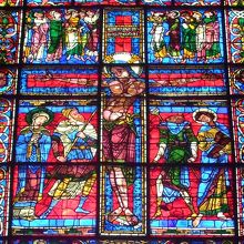 03) 12世紀のステンドグラス「磔刑」が特に有名 プランタジュネ様式