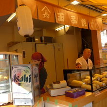 店頭の右手にはお土産・持ち帰り用があります