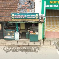 ホテルの前の食堂