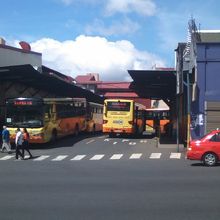 サンホセ市内・空港・アラフエラ方面バス乗り場の様子