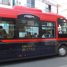 商店街入り口付近まで循環定期バスが通っています