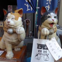 招き猫が店頭にいるお店もあります