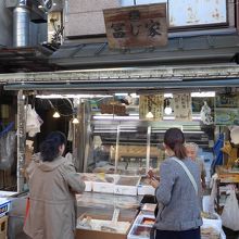 冨じ家さんの谷中西京漬けは人気商品で見ている間に何人もの方が