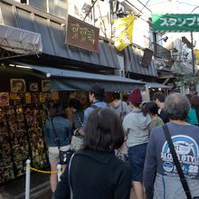 一番行列が長かった肉のすずきさん「元気めんちかつ」食べ歩く人