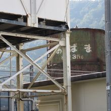 駅脇の駐車場から望む