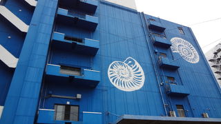 いきなり現れる押し出しの強いビル！