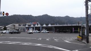 蒸気機関車用の給水塔が残っている