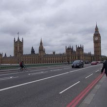 橋の上から国会議事堂を望む