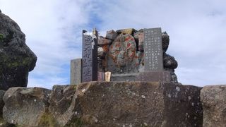 ゴツゴツした男性的な山