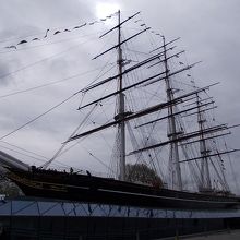 陸に展示された帆船