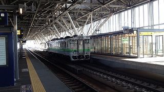 新しくて綺麗な駅。雄大な山に囲まれてる