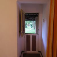 野生の猿の入室防止の為に客室のドアが上下に分かれている