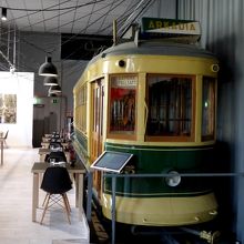 片側がすしバーになっている