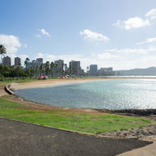 アラモアナ前のビーチもこんなにきれいだったんですね